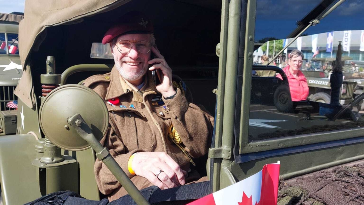 Rene Coupe op 5 mei in de command car bij Chris Looms
