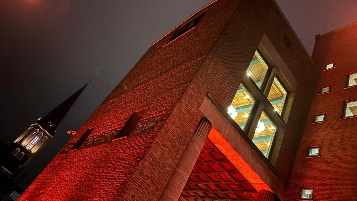 20241107 stadhuis hengelo buitenkant raam raadszaal