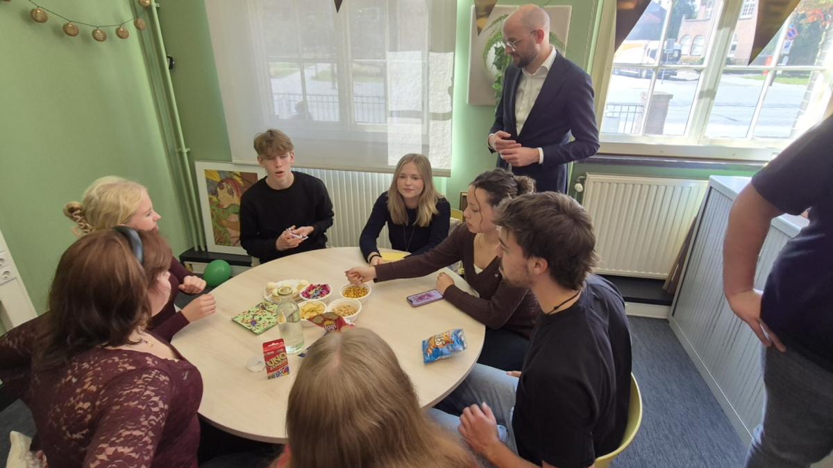 Harmjan Vedder bij studenten in de Huiskamer van de Maere