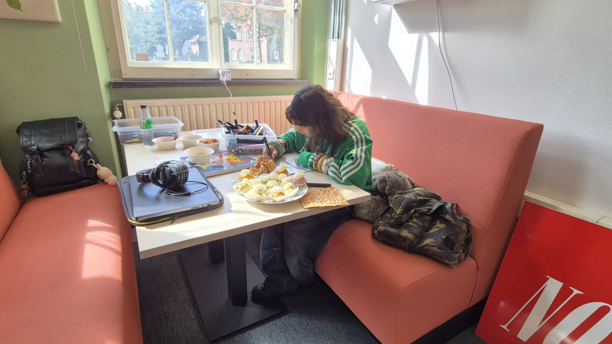 Tekenen in huiskamer De Maere