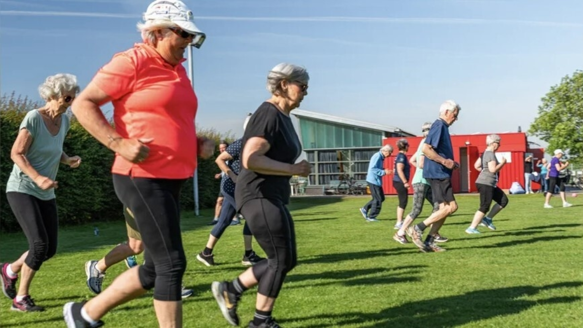 Wereldrecordpoging bewegen in de buitenlucht voor 55 plussers