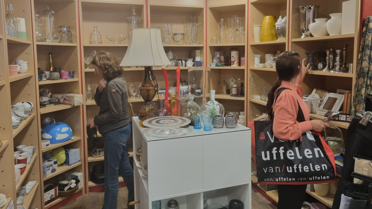 Klanten winkelen in Terre des Hommes, Hengelo