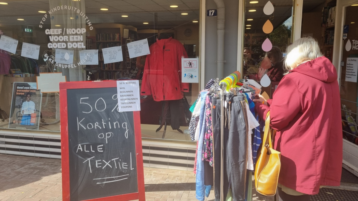 Vrouw winkelt bij Terre des Hommes, Hengelo