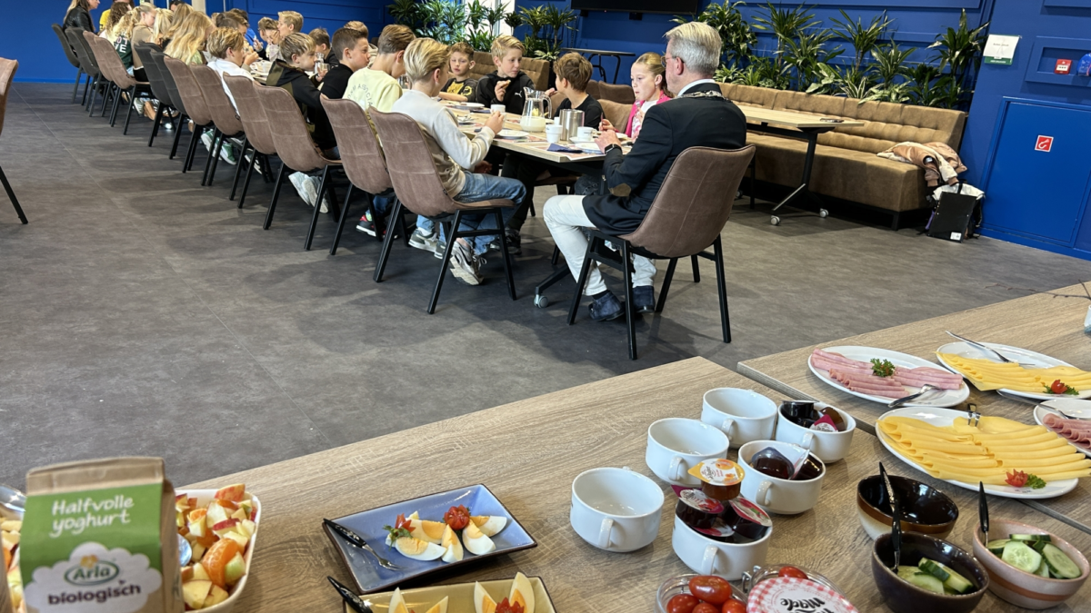 WIERDEN Burgemeestersontbijt met groep 7 van basisschool Het Laar
