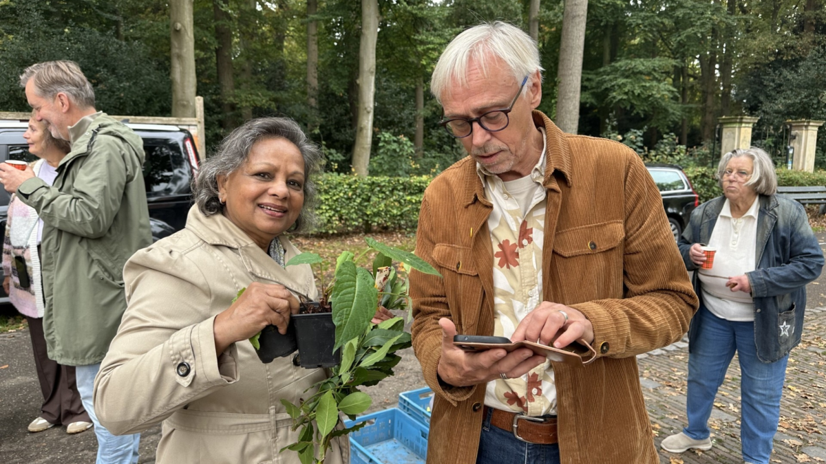 Marcel van den Berg en de Almelose Lila najaarsplantenruil