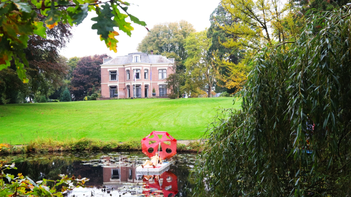 Blote Nell in de vijver