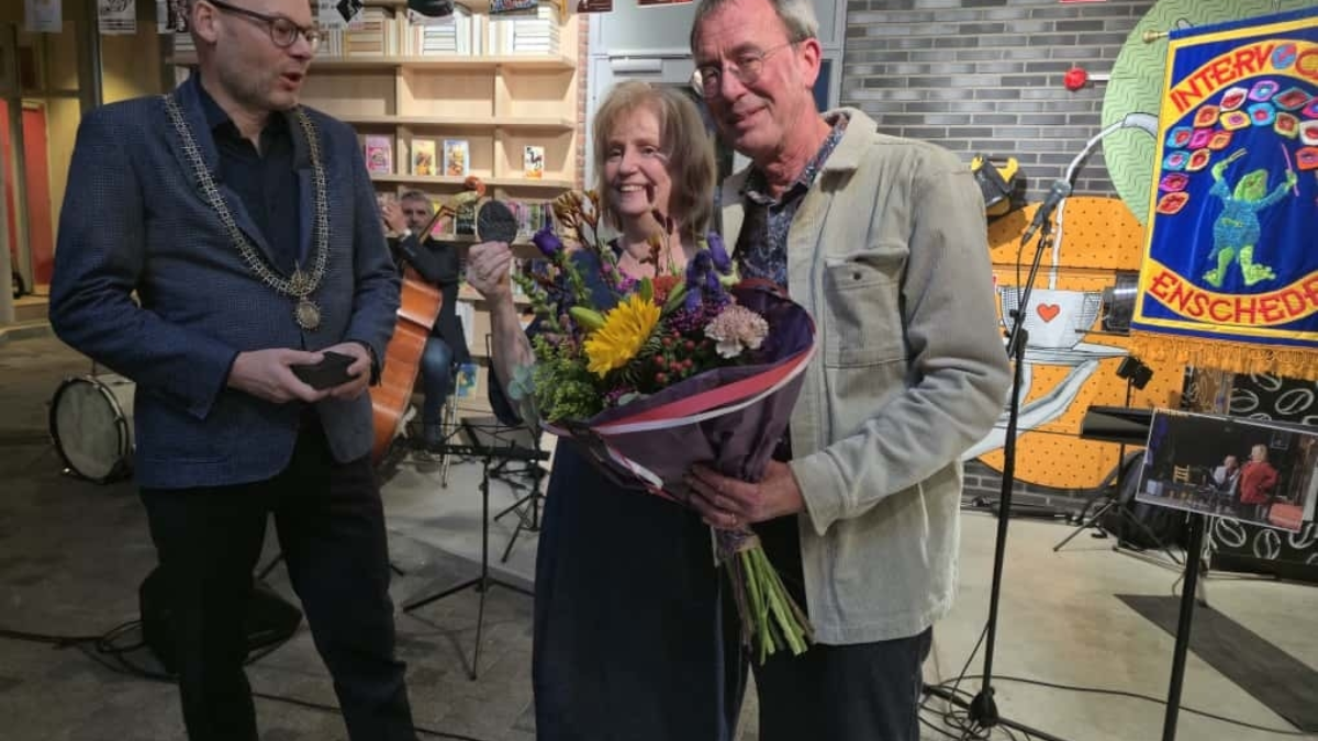 Frank en Diet onderscheiden in Prismare met burgemeester Gemeente Enschede