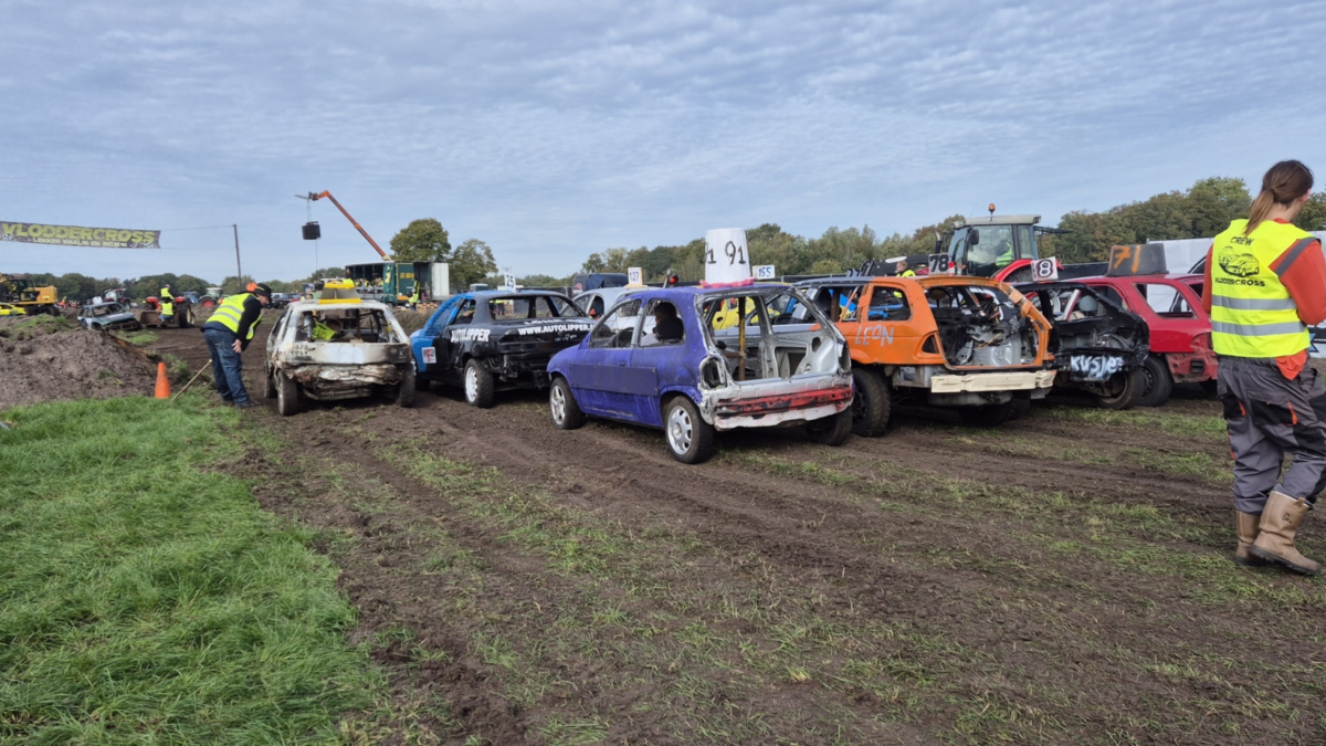 Autos staan klaar om te beginnen Vloddercross Julian Vriend