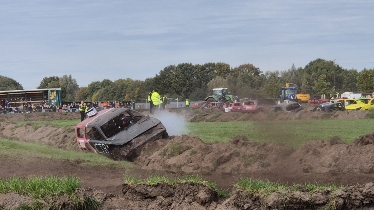 Auto kapot op heuvel Vloddercross Julian Vriend