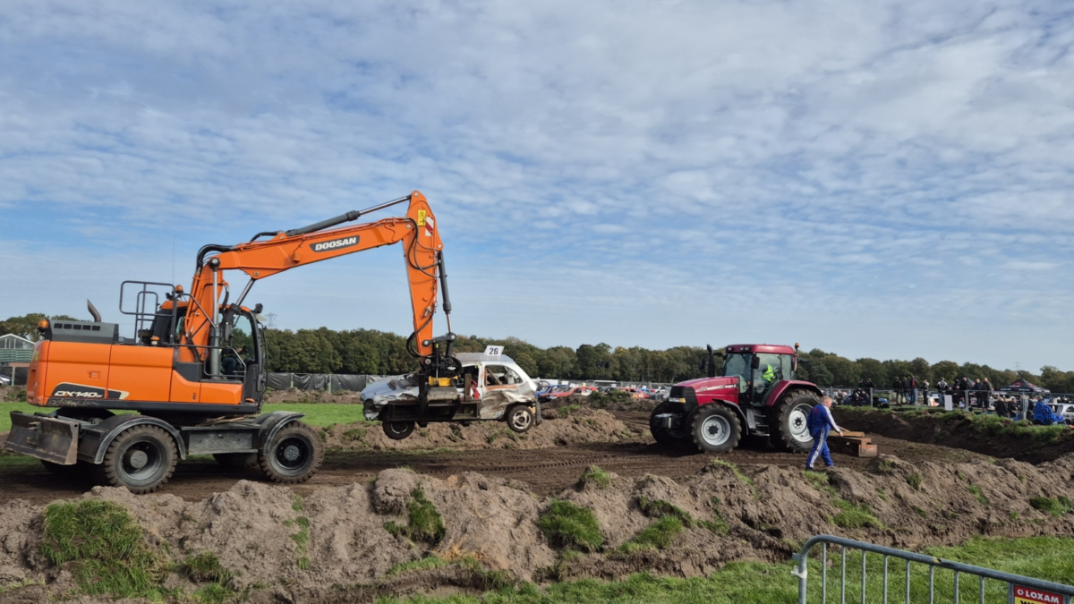 Auto wordt weggetakeld bij de Vloddercross Julian Vriend