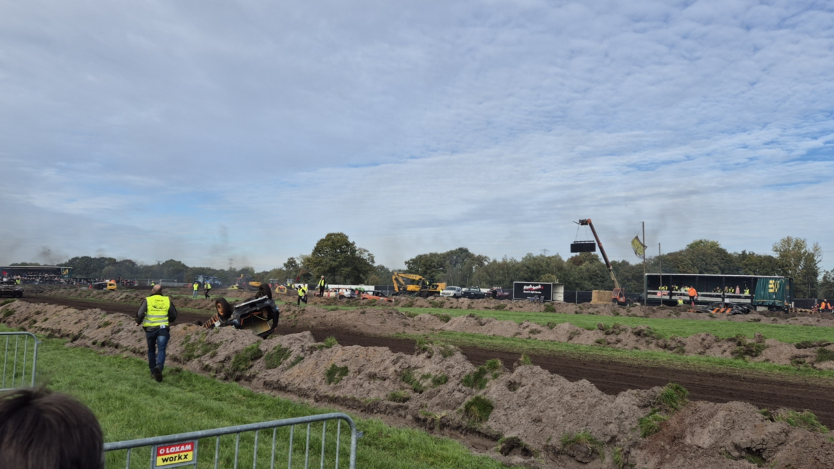 Auto op de kop bij de Vloddercross Julian Vriend