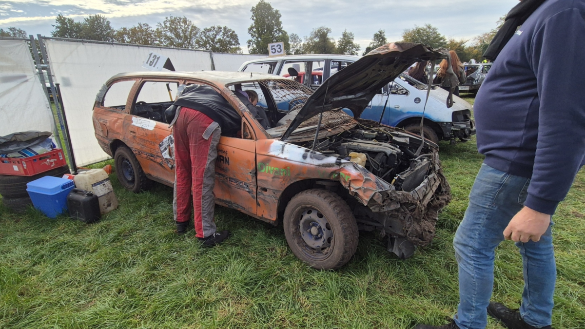 Bezig met de auto Vloddercross Julian Vriend