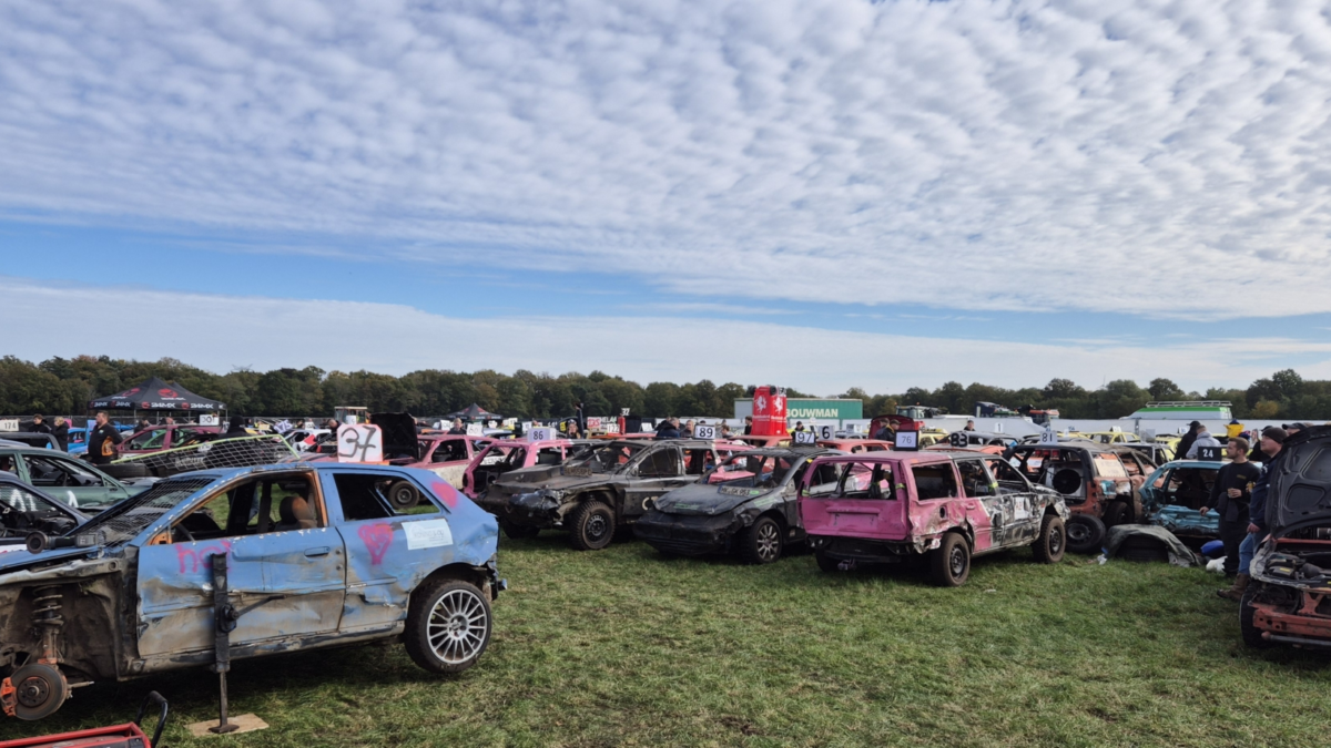 Het autopark bij de Vloddercross Julian Vriend