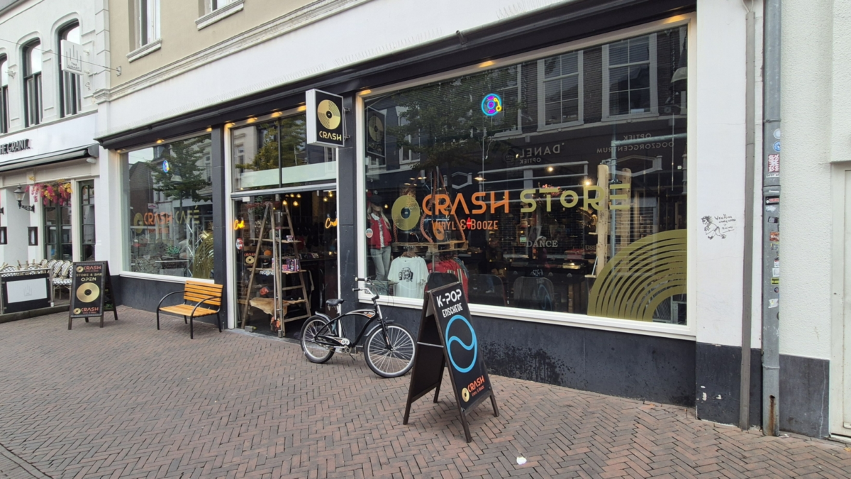 Crash vinyl en Booze in Enschedese binnenstad Julian Vriend