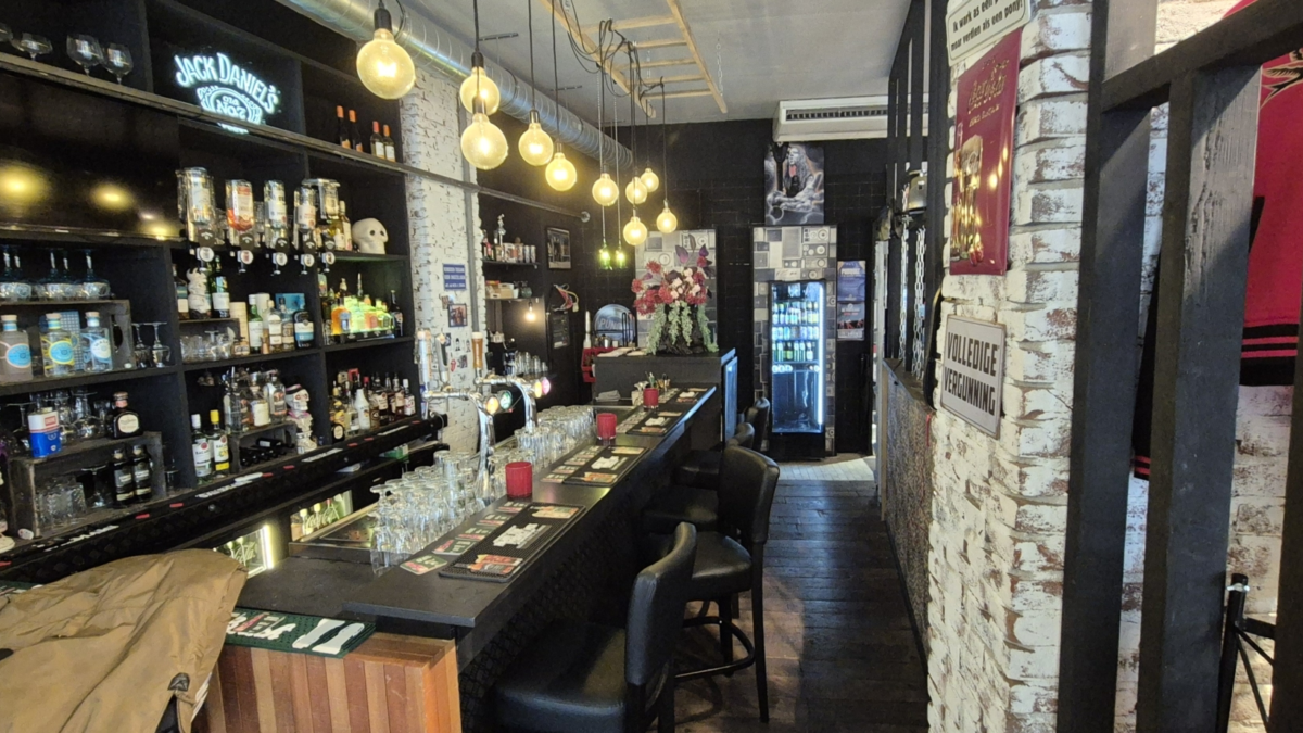 Bar binnen Crash vinyl en Booze in Enschedese binnenstad Julian Vriend