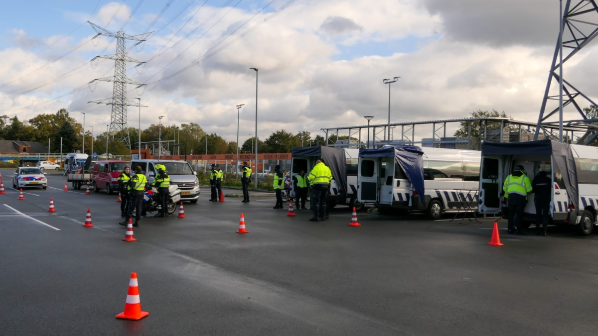 20251024_112_grote politiecontrole_enschede02