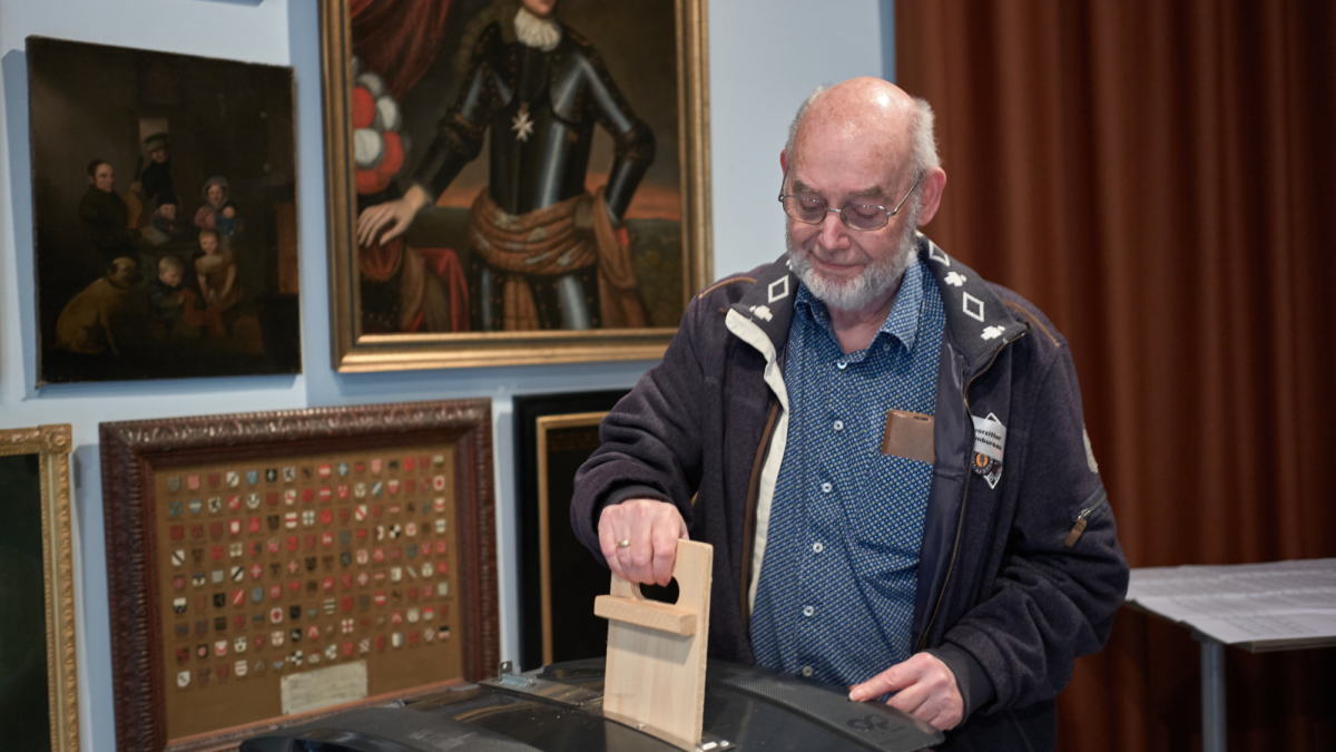 Verkiezingen 4 - MuseumFabriek - meneer Dragtstra - stembus