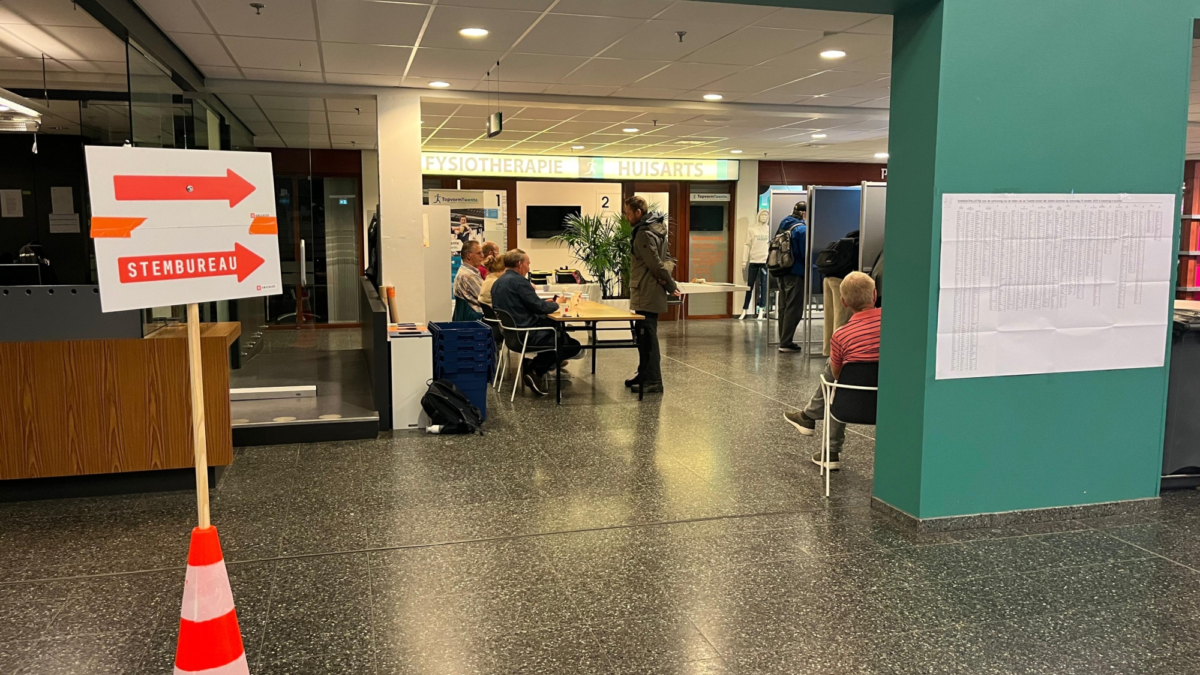 20251029 enschede stembureau saxion 2