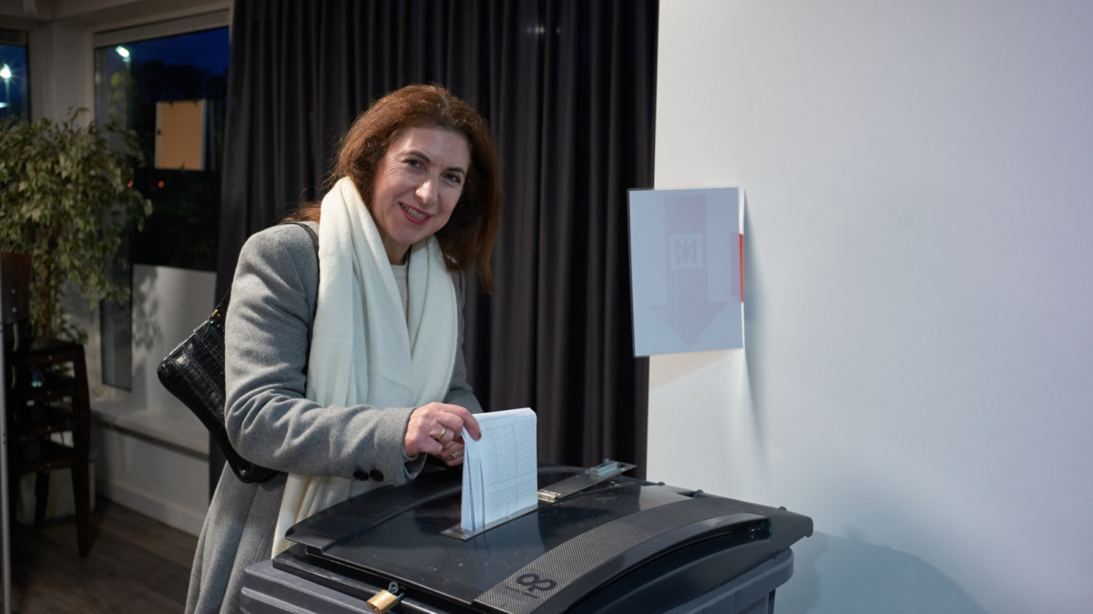 Ayfer Koç - stembus - verkiezingen