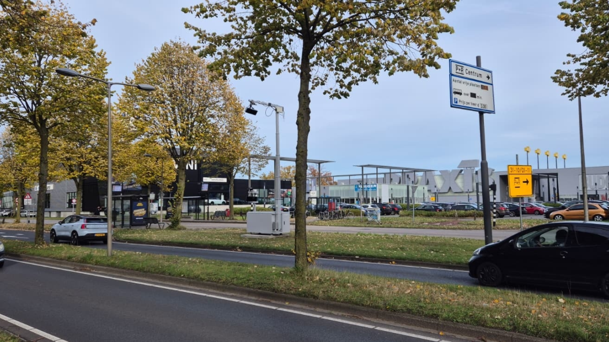 Flitspaal aan Zuiderval voor telefoons Julian vriend