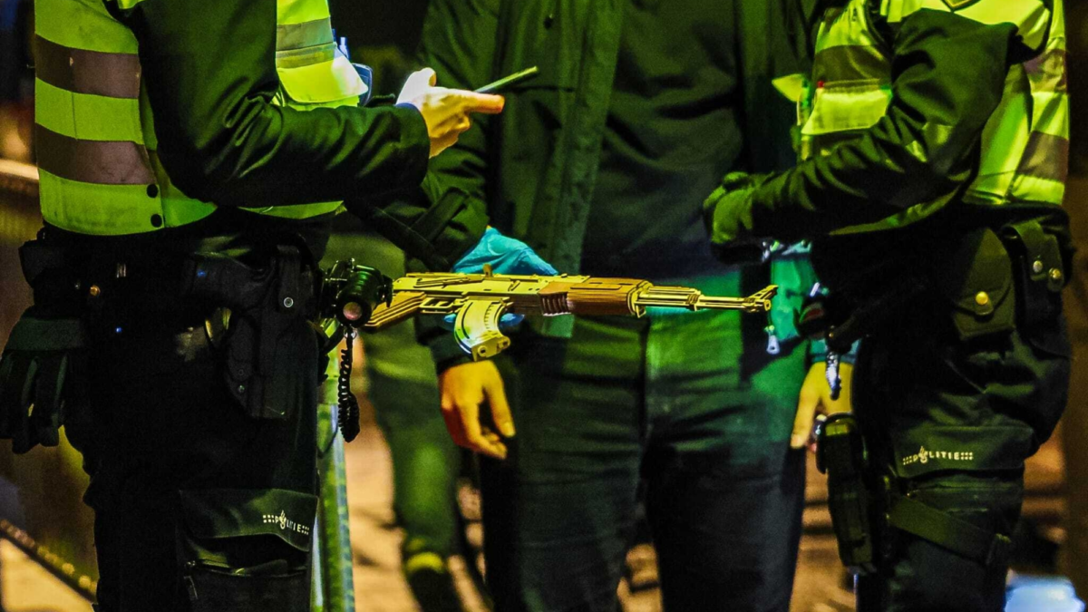 Fouilleeractie in Enschedese binnenstad nepwapen News United Dennis Bakker