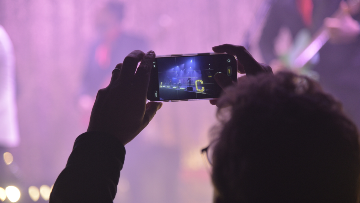 Fan met een telefoon Metropool