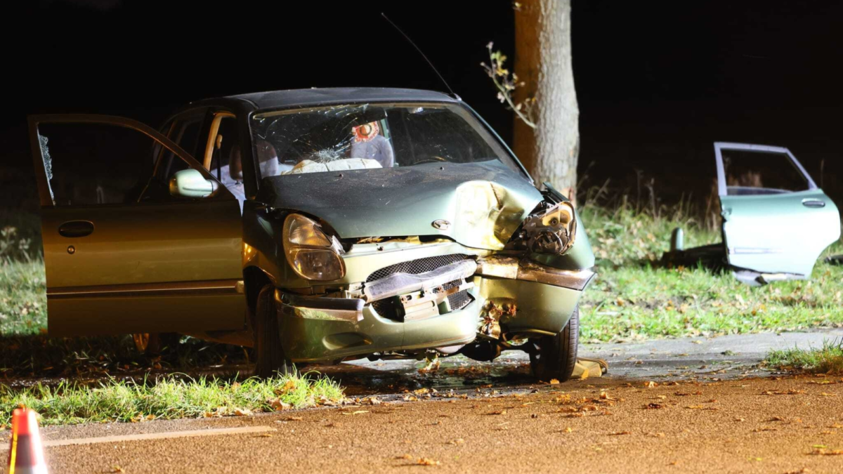 Auto tegen boom gebotst Knalhutteweg News United Dennis Bakker