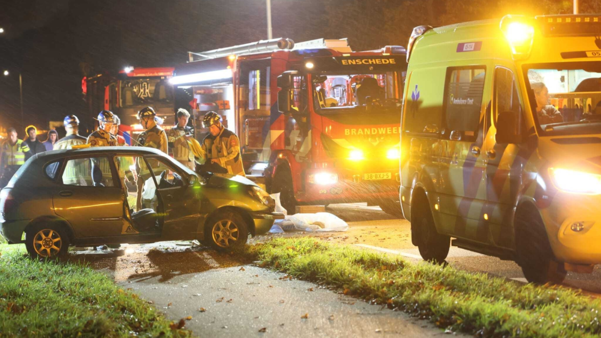 Auto frontaal tegen boom gebotst Knalhutteweg Enschede News United Dennis Bakker