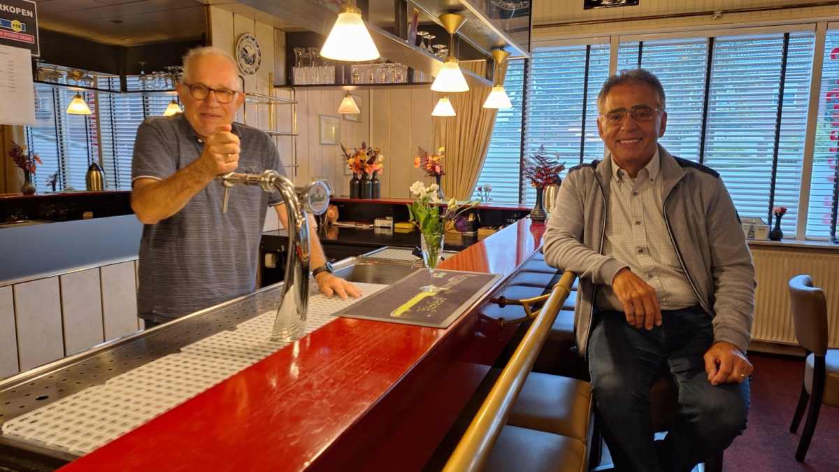 Rudolf Jonker en Jos In het Veld bij de bar in De Vereniging