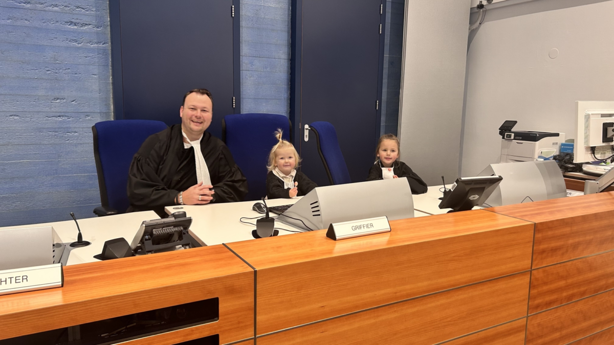 Foto op de stoel van de rechter in toga