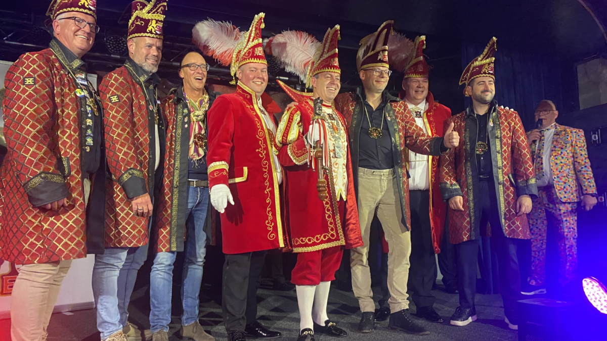20251111 Krekkelstadsprins Alain en burgemeester wethouders 1 Twente