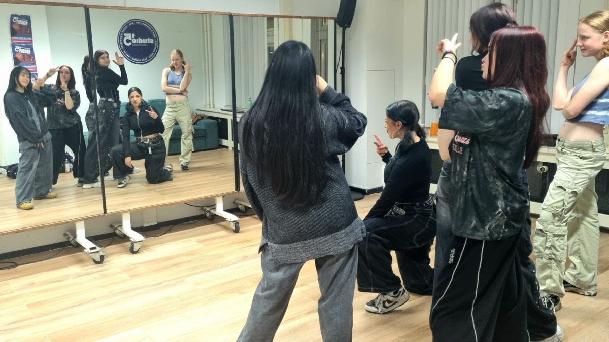 20251113 Studio 15 K pop pose