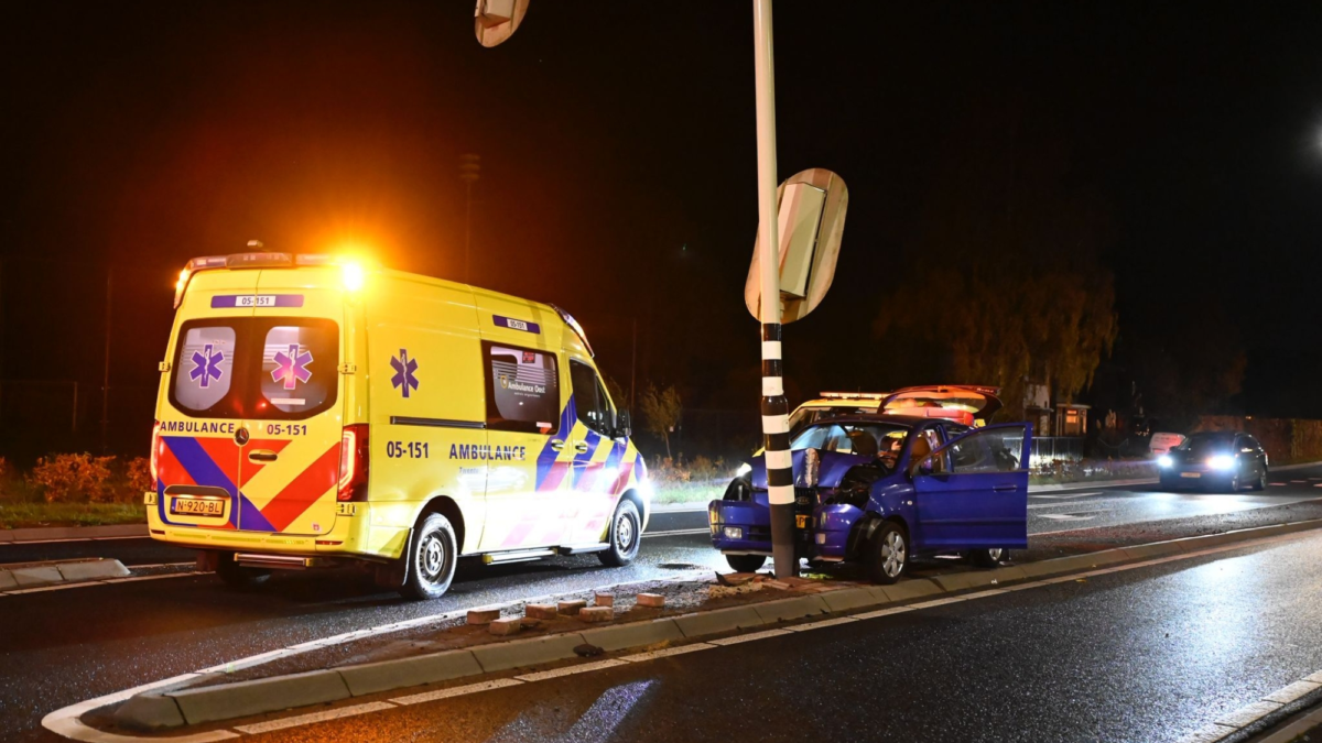 Frontale botsing auto en verkeerslicht Almelo