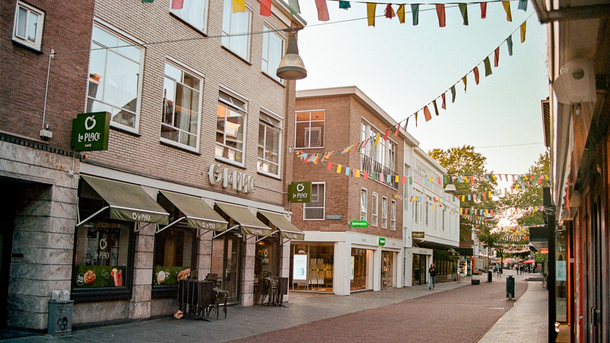 202309 COEN KRUKKERT 12 STRAATBEELD ENSCHEDE BINNENSTAD ANALOOG