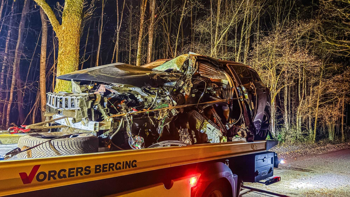 20251123 Auto total loss ongeval Enschede