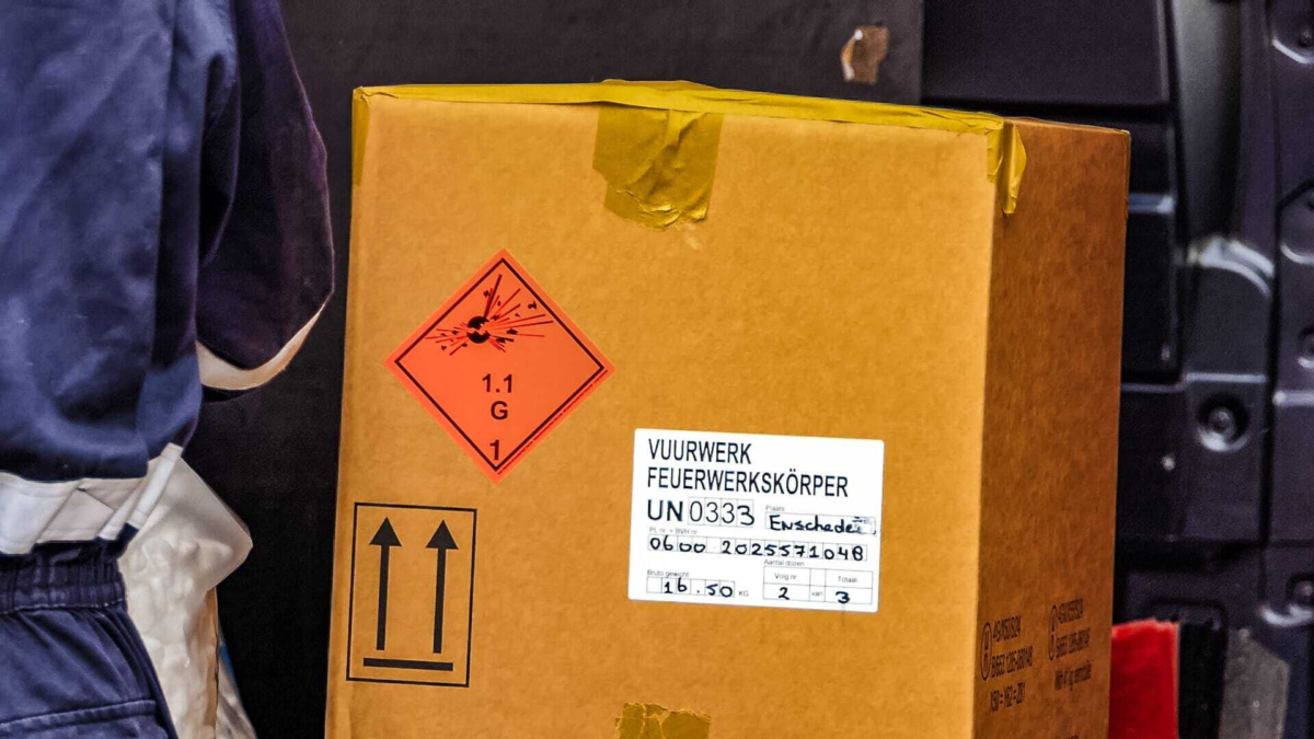 20251125 Inval Burgemeester Jacobsstraat aanhouding Enschede News United vuurwerk