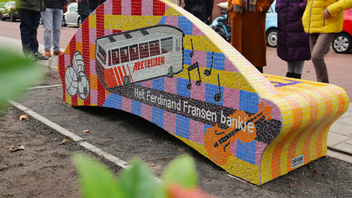 Achterzijde van het Ferdinand Fransen Enschede700 mozaiekbankje