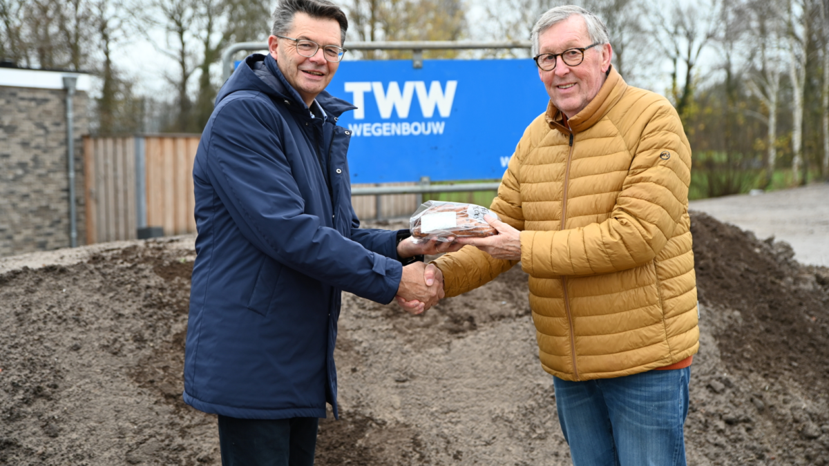 Kerststollen uitgedeeld aan buurtbewoners