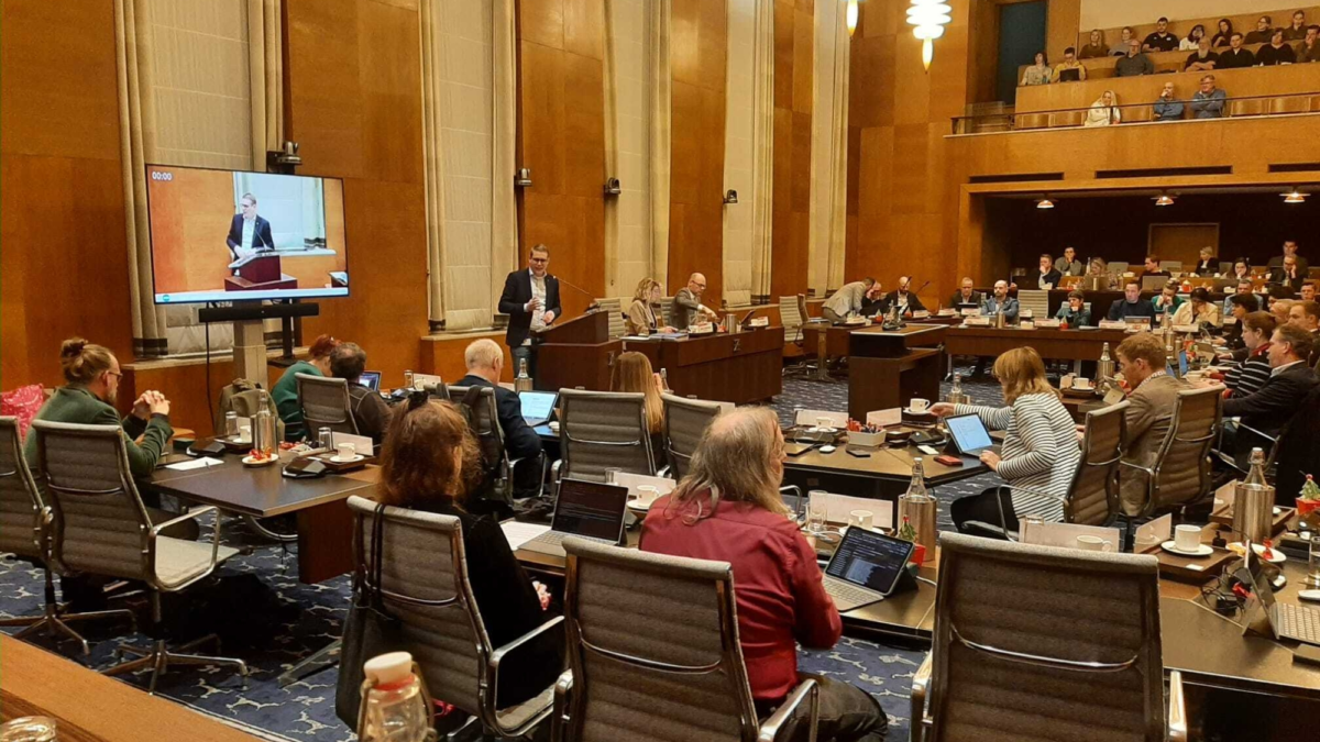 20251209 Gemeenteraad Enschede lege stoel