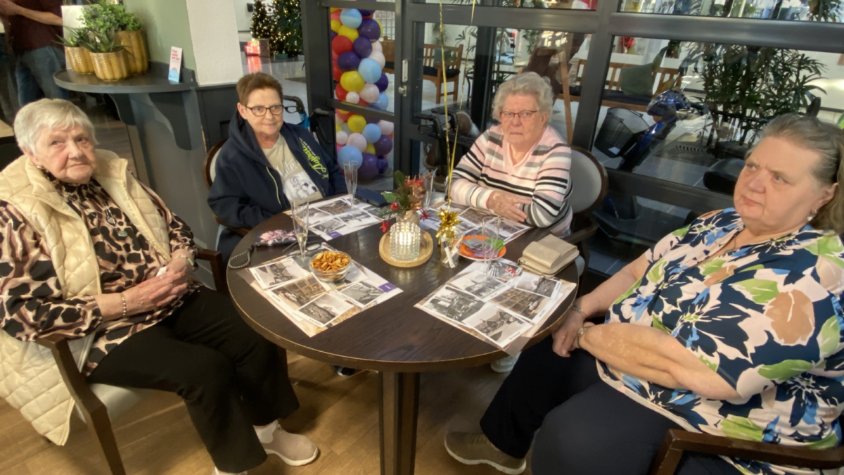 Bewoners van De Hatteler Dinie, Margeret, Lien en Margje.