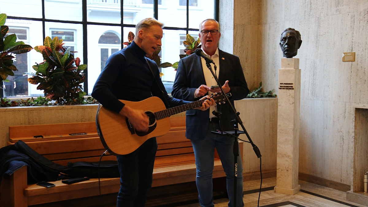 Muzikant Huub Ruel en wethouder Arjan Kampman in Stadhuis Enschede