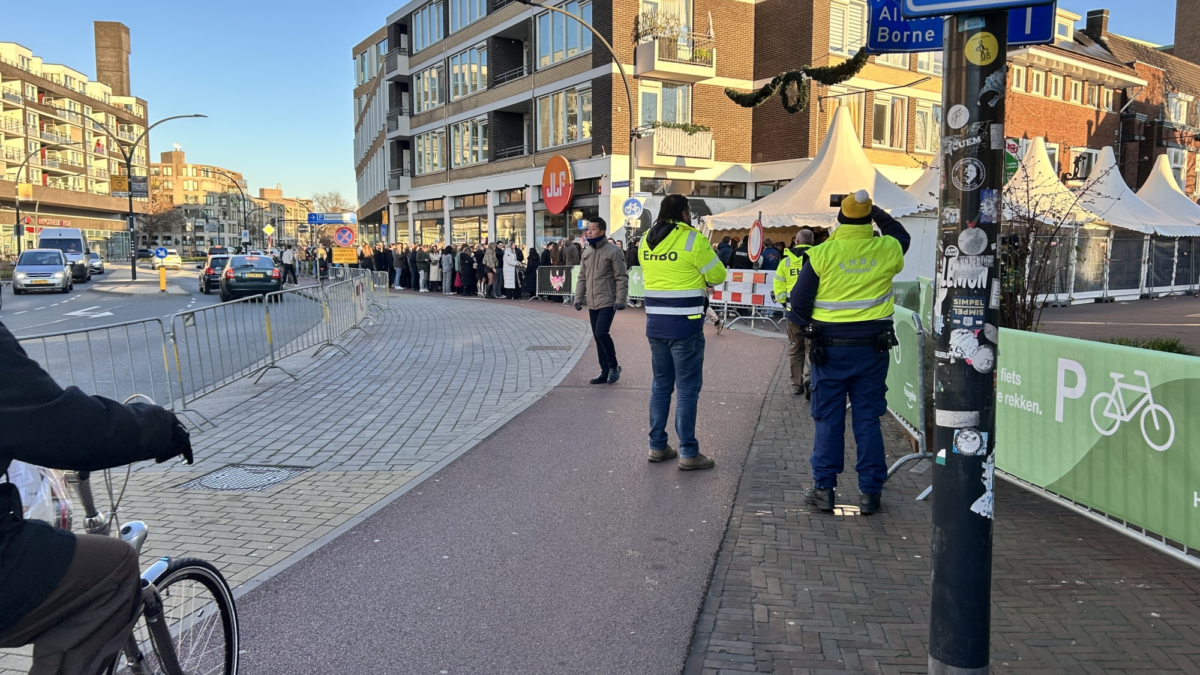 Lange rijen Kerstmiddag Hengelo 2025