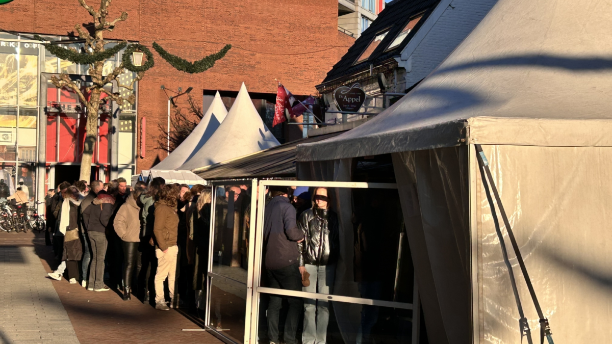 Lange rij bij de Appel