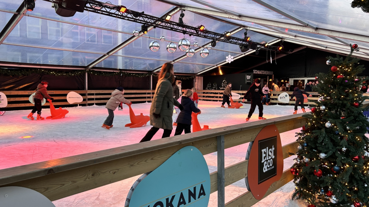 Schaatsen bij de schaatsbaan op Kerstmiddag Hengelo 2025