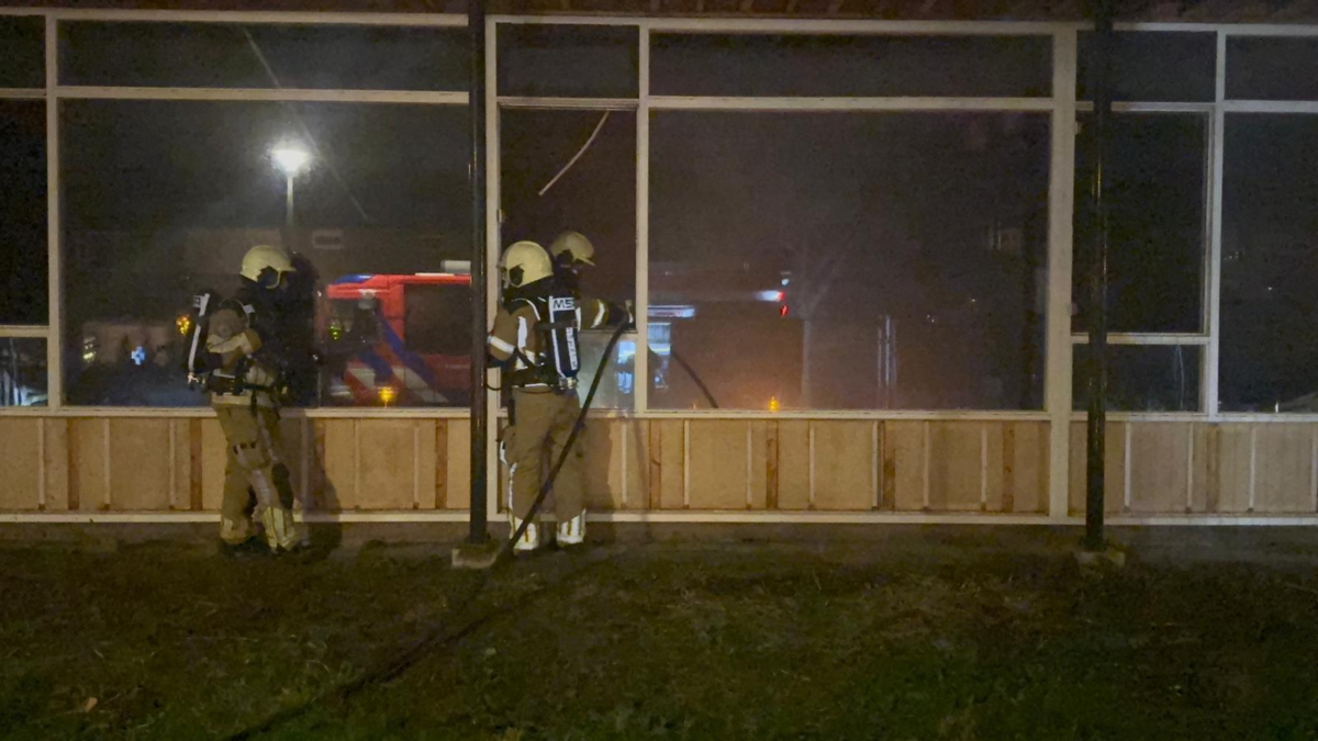 Brandweer blust brand in voormalig Pniëlkerk in Almelo