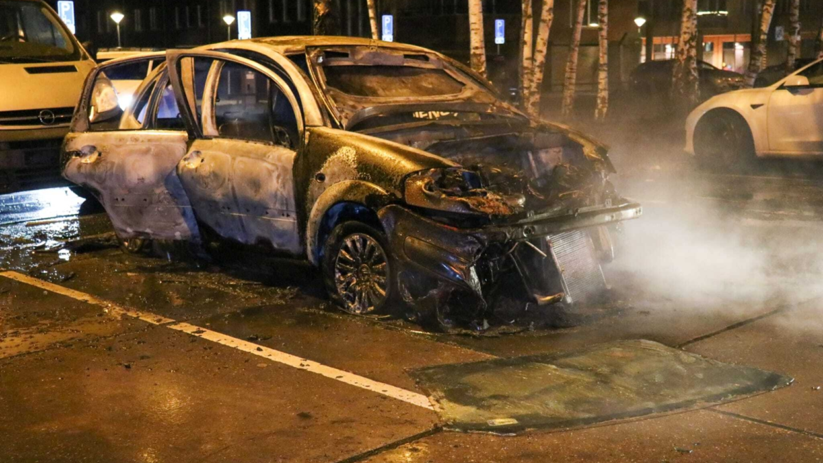 20260101 auto vuurwerk Enschede News United Dennis Bakker