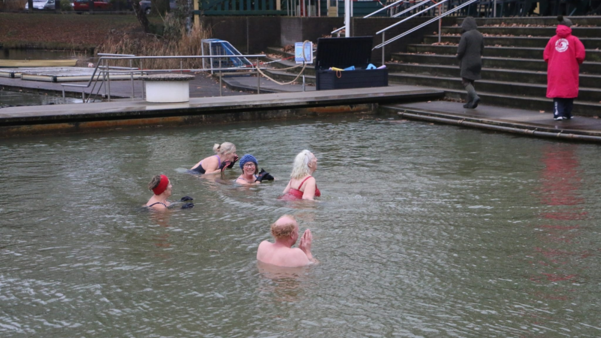 20260101 tuindorpbad nieuwjaarsduik foto news united rick olde nordkamp3