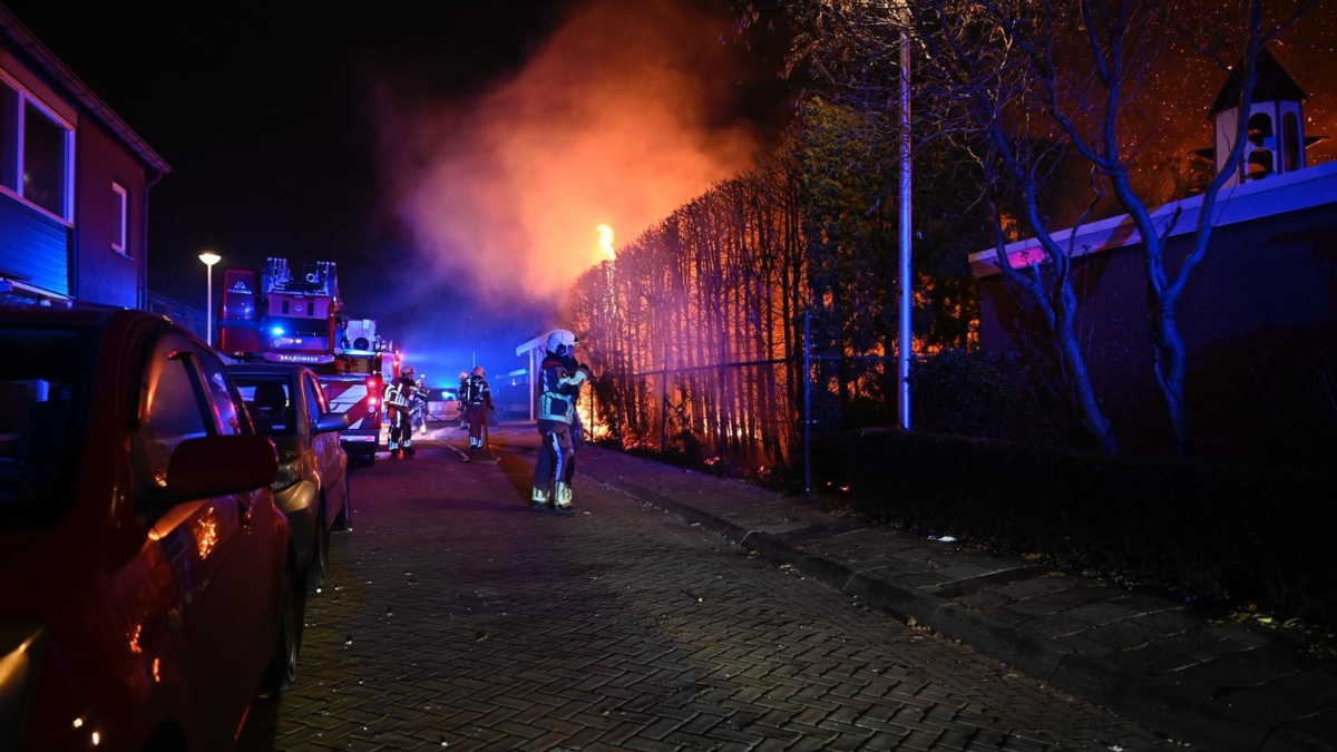 coniferenhaag in brand aan de Hortensiastraat Almelo