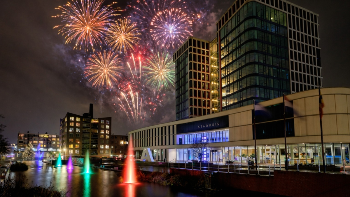 Vuurwerkknutsel bij stadhuis Almelo
