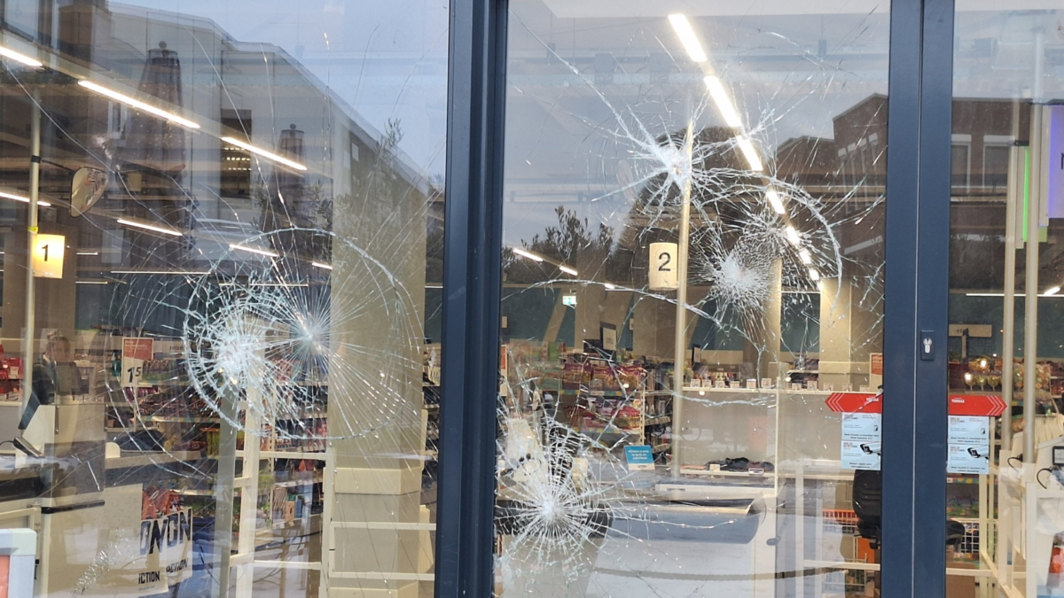 De vernielde pui van Action filiaal in Almelo